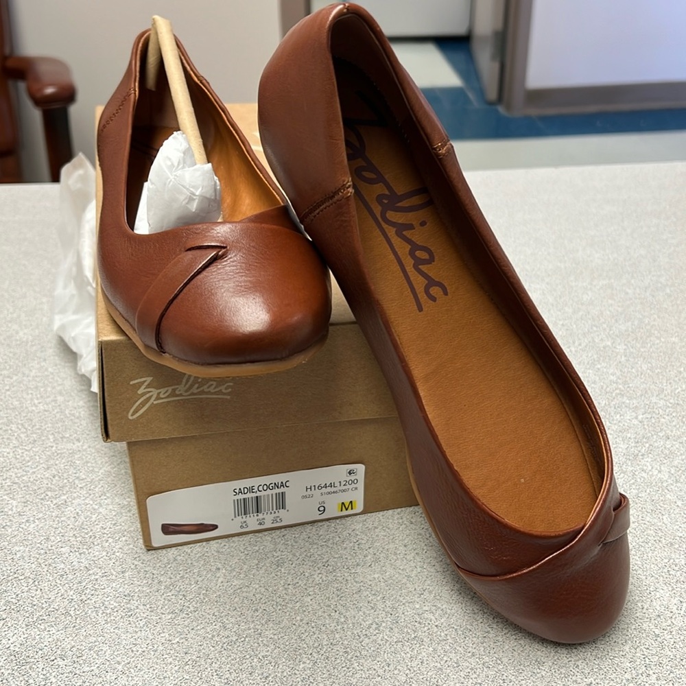 NWT BROWN FLATS